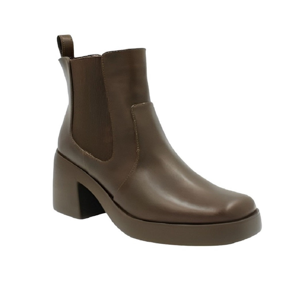 Danae Nuñez SE 39-932 Color: SHADOW MOKA CASUAL