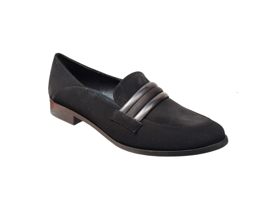 Danae Nu?ez DV 202611 Color: BUCK NEGRO CASUAL