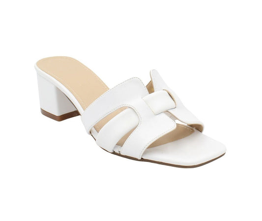 Danae Nuñez SE 84-169 Color: BOOTH BLANCO CASUAL